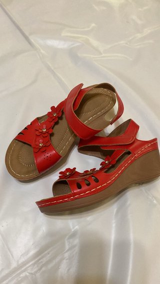 Sandalias Rojas con Flores