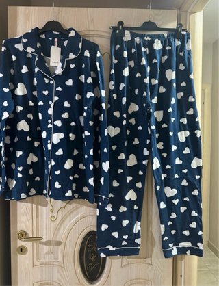 Pigiama donna blu con cuori bianchi