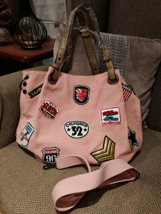 Bolso rosa con parches estilo vintage