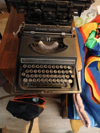Máquina de escribir Hispano Olivetti portátil