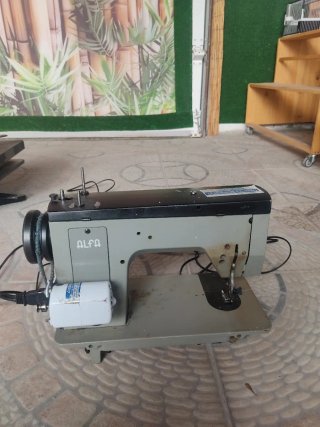 Máquina de coser Alfa con pedales