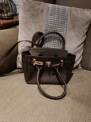 Coqueto bolso marrón con detalles dorados