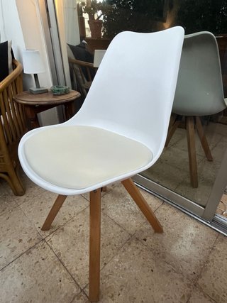Silla de Diseño Blanca y Madera