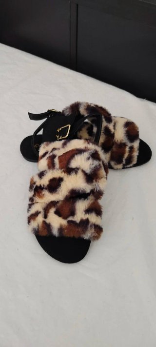 Sandalias con Pelo Estampado Animal
