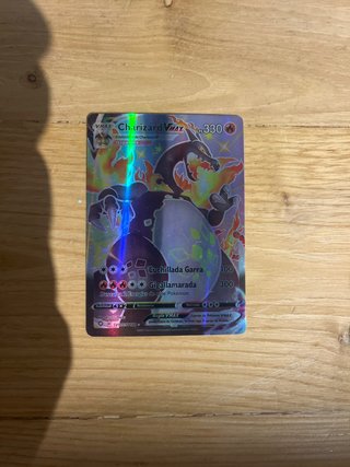 Carta Pokémon Charizard VMAX 330 HP