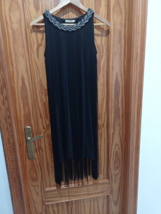 Vestido de fiesta negro con flecos