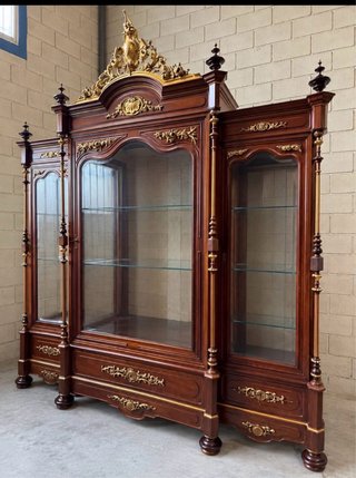 Vitrina Clásica de Madera y Cristal