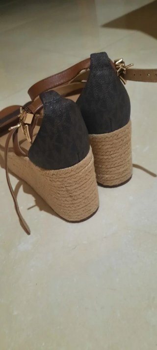 Sandalias Michael Kors Cuña Marrón y Negro