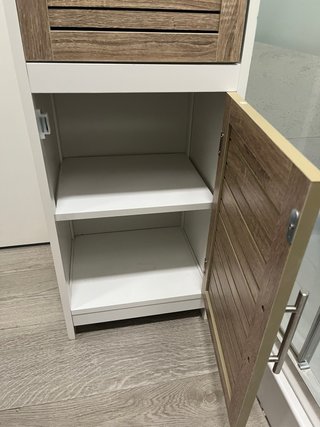 Mueble de baño blanco y madera