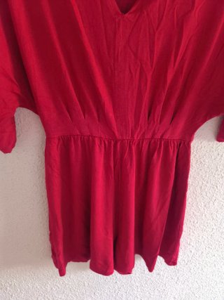 Mono corto rojo con escote en V