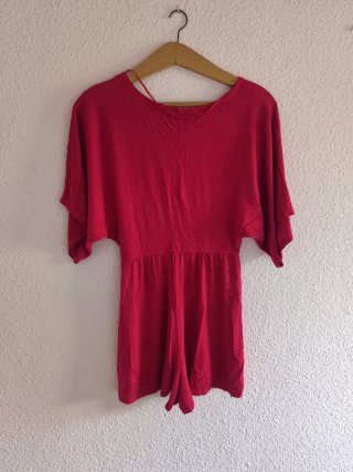 Mono corto rojo con escote en V