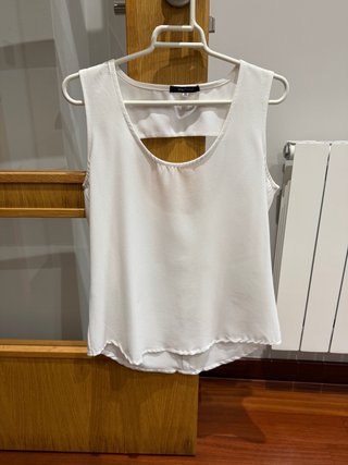 Blusa blanca con botones y abertura en la espalda