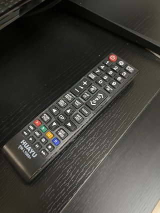 Televisor Samsung con mando a distancia