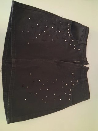 Falda vaquera negra con tachuelas