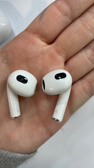Apple AirPods 3 con caja