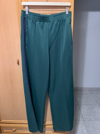 Pantalones verdes con raya lateral