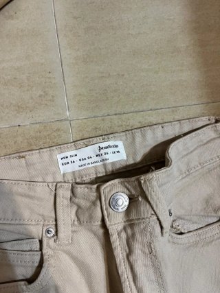 Pantalón pitillo beige