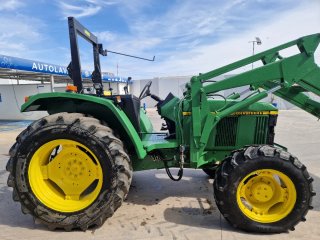 Tractor John Deere 6010.