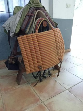 Lote monta vaquera: montura, zahones, sombrero