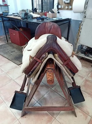 Lote monta vaquera: montura, zahones, sombrero