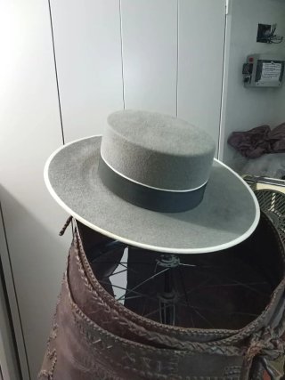 Lote monta vaquera: montura, zahones, sombrero