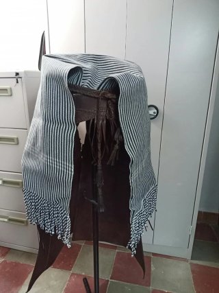 Lote monta vaquera: montura, zahones, sombrero