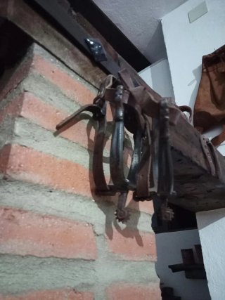 Lote monta vaquera: montura, zahones, sombrero
