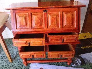 Mueble antiguo de madera maciza