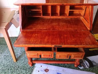 Mueble antiguo de madera maciza