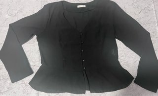 Camisa negra con transparencias