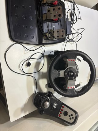 Volante Logitech G27 con pedales y palanca