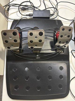 Volante Logitech G27 con pedales y palanca