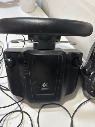 Volante Logitech G27 con pedales y palanca