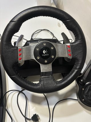 Volante Logitech G27 con pedales y palanca