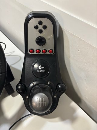 Volante Logitech G27 con pedales y palanca