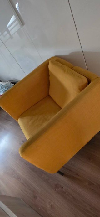 EKERÖ de IKEA en tapizado Skiftebo amarillo.