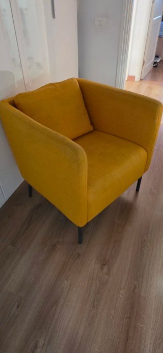 EKERÖ de IKEA en tapizado Skiftebo amarillo.
