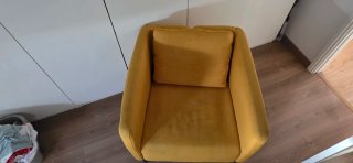 EKERÖ de IKEA en tapizado Skiftebo amarillo.