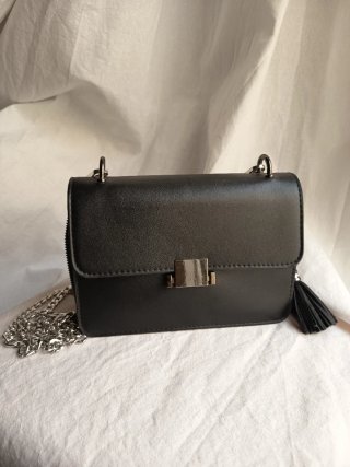 Bolso negro efecto piel asa cadena