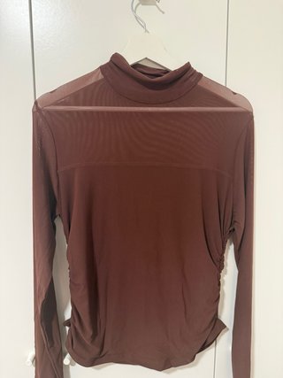 Camisa marrón cuello alto malla
