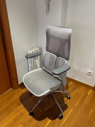 Cadira d'oficina amb reforç lumbar nova.