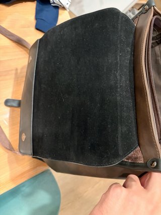 Mochila de piel marrón y negra