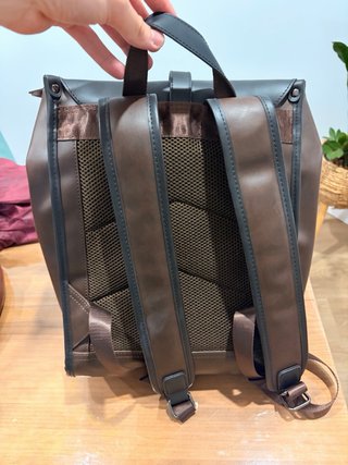Mochila de piel marrón y negra
