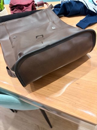 Mochila de piel marrón y negra