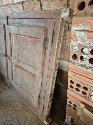 Ventanal antiguo madera con rejas