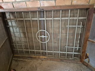 Ventanal antiguo madera con rejas