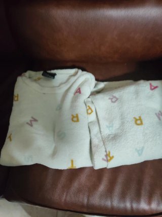 Pijama de felpa con letras