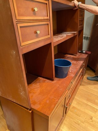 Mobile in legno massello con vetrine e cassetti