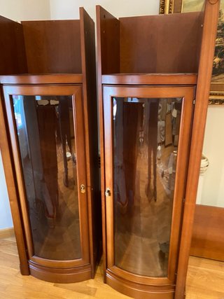 Mobile in legno massello con vetrine e cassetti