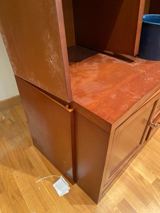Mobile in legno massello con vetrine e cassetti